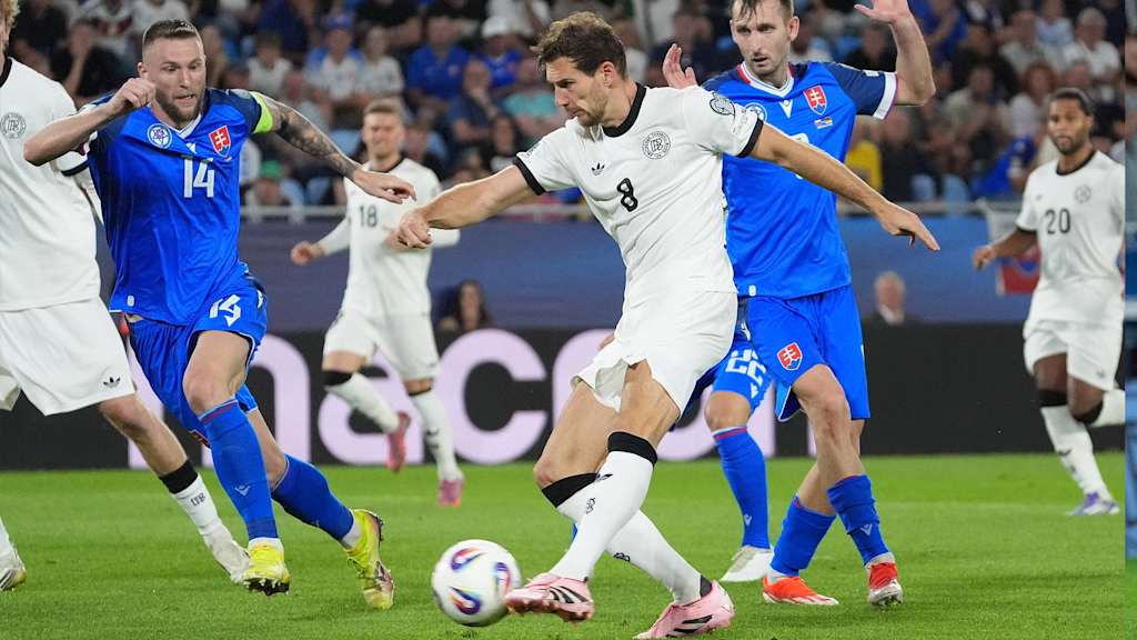 Leon Goretzka im Zweikampf im Länderspiel der deutschen Nationalmannschaft in der Slowakei