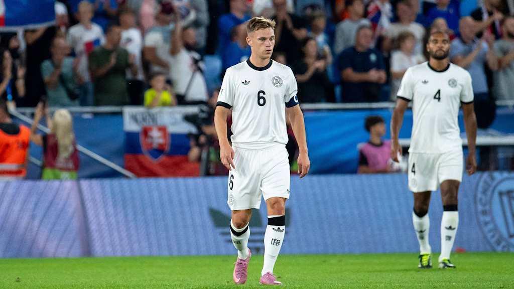 Joshua Kimmich läuft enttäuscht über den Platz nach der Niederlage der DFB-Auswahl in der Slowakei