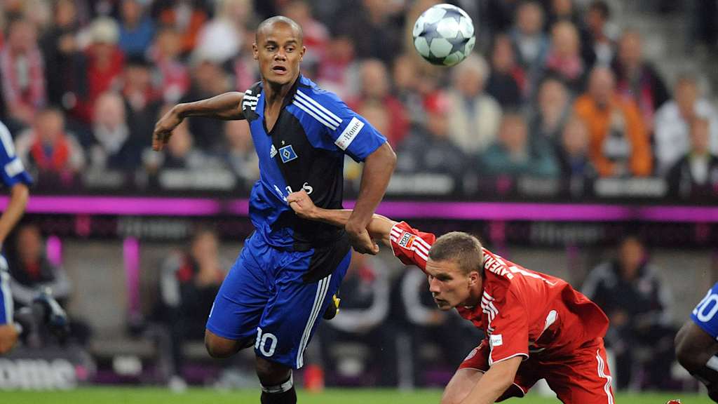 Vincent Kompany (Hamburg) behält im Zweikampf mit Lukas Podolski (Bayern) die Oberhand.