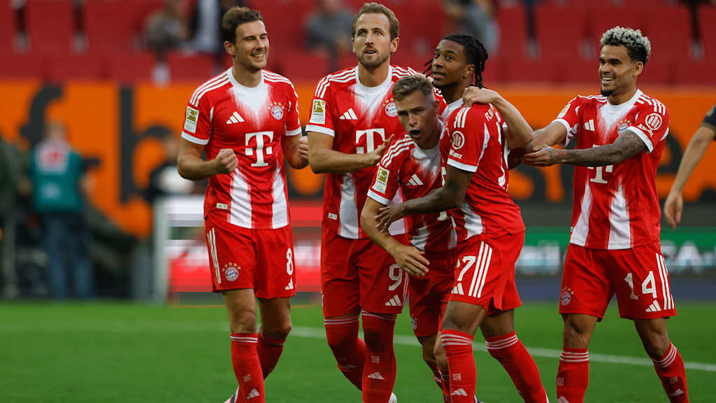 Die Bayern-Spieler Goretzka, Kane, Kimmich, Olise und Diaz jubeln gemeinsam nach einem Tor in Augsburg
