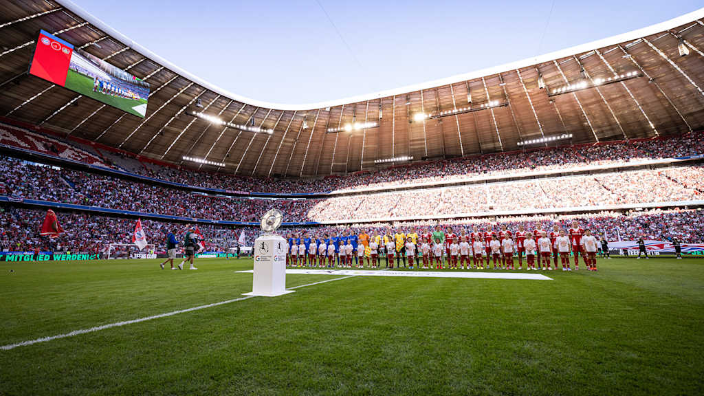 The teams of FC Bayern Women and Bayer Leverkusen line up before kick-off.