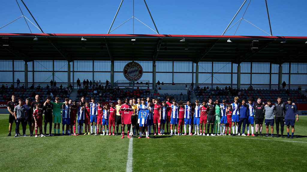 Spieler von Porto und Liverpool gedenken beim U15 Elite Cup 2025 am FC Bayern Campus Diogo Jota und André Silva.