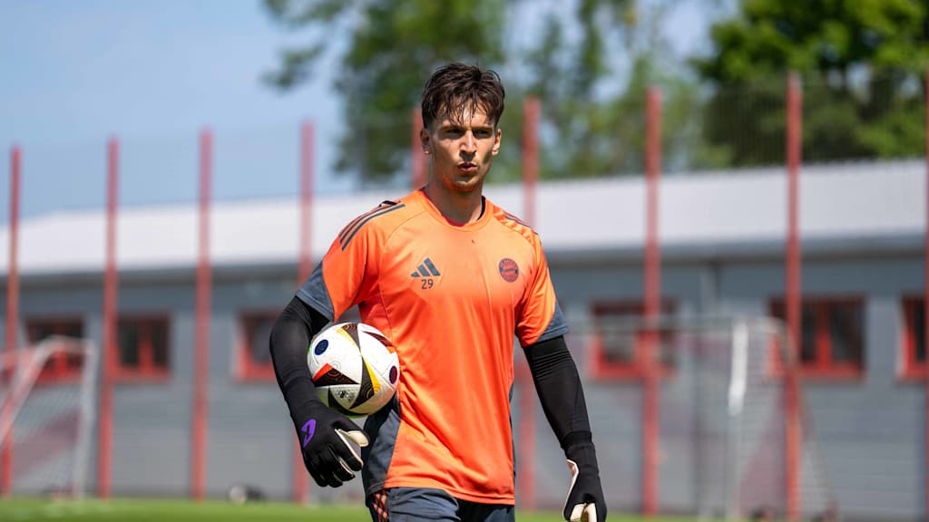 Lukas Schneller hält einen Ball unter dem Arm im Training der FC Bayern Amateure.