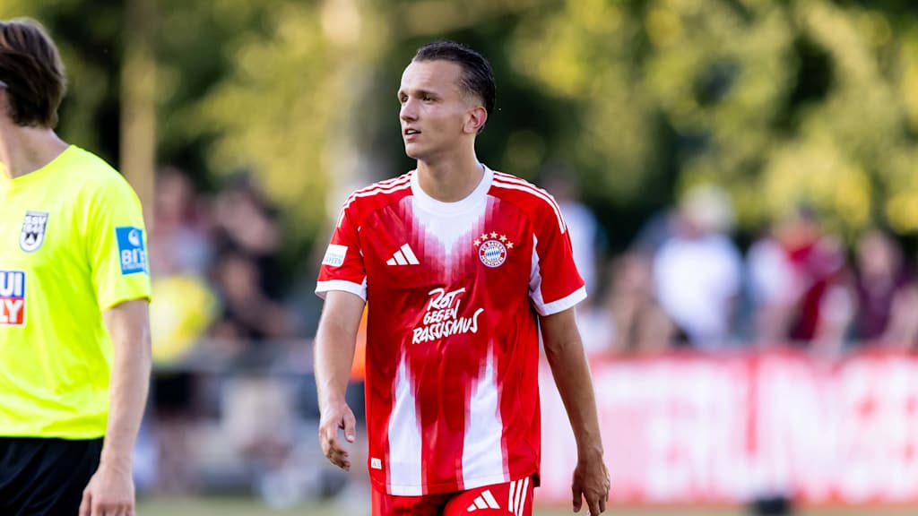 Veis Yildiz schaut seinen Gegenspieler an.