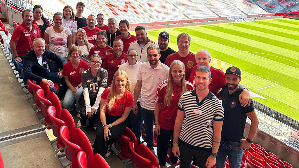 Los responsables juveniles de los clubs de fans del FC Bayern visitan el Allianz Arena