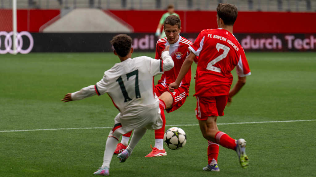 Szene aus dem Spiel FC Bayern vs. FC Chelsea beim U15 Elite Cup am FC Bayern Campus.