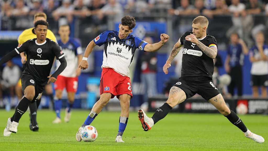 HSV-Spieler Nicolas Capaldo schießt im Derby gegen den FC St. Pauli.