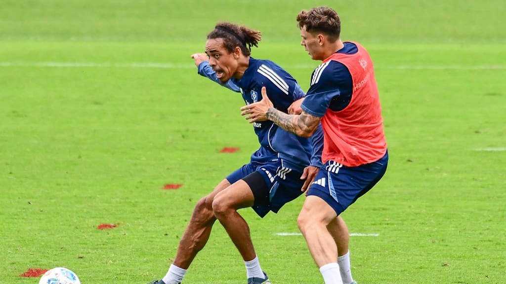 Yussuf Poulsen dribbelt im Training des Hamburger SV mit dem Ball.