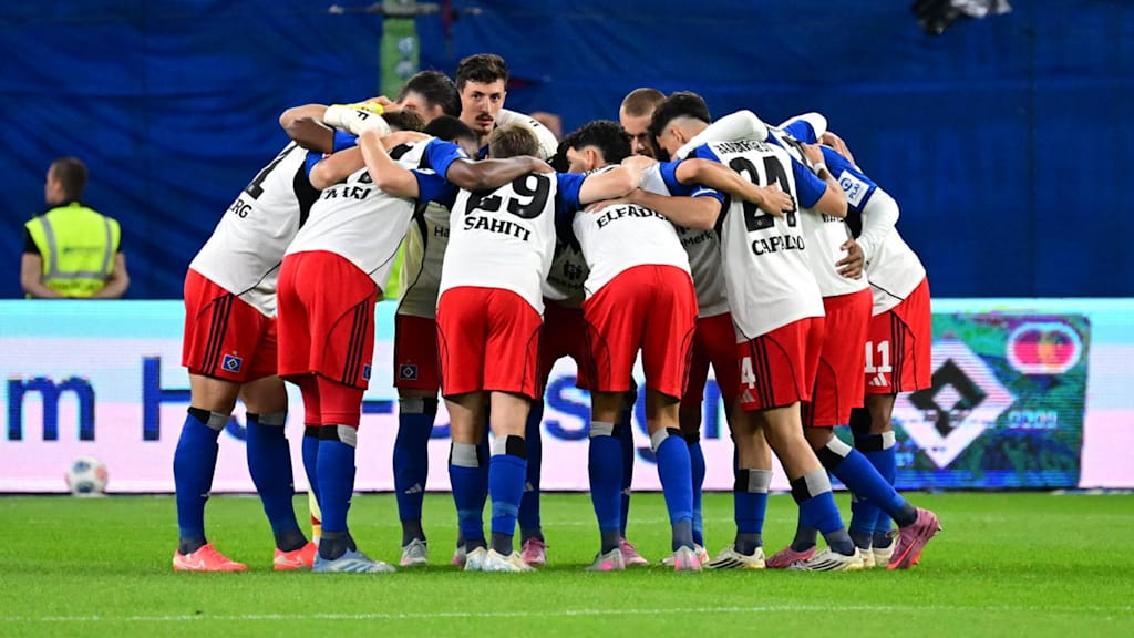Die Mannschaft des Hamburger SV bildet einen Kreis vor dem Bundesliga-Spiel gegen den FC St. Pauli.