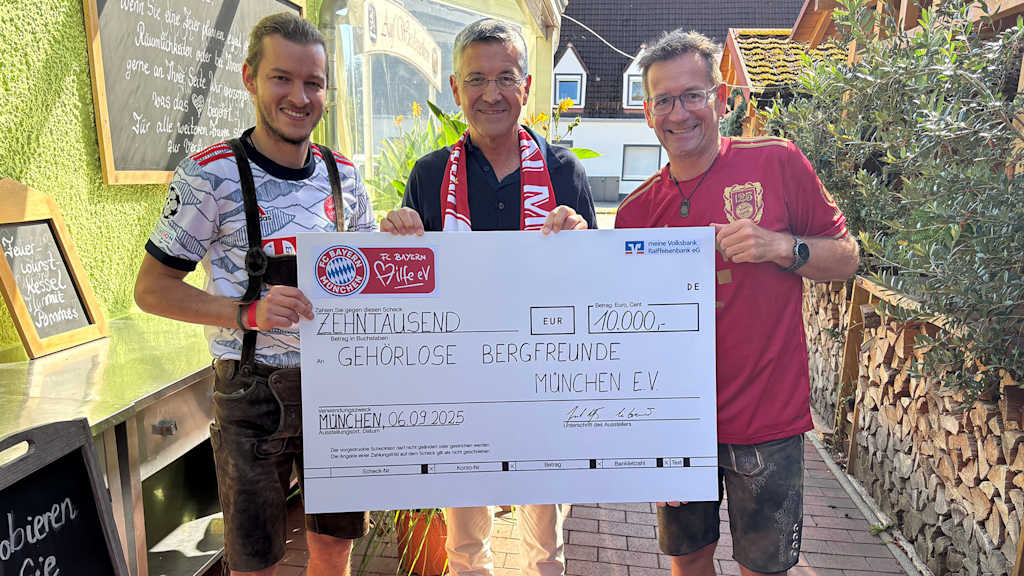 Herbert Hainer presenting a cheque from FC Bayern Hilfe eV to Gehörlosen Bergfreunde München eV (Munich Deaf Mountaineering Club).