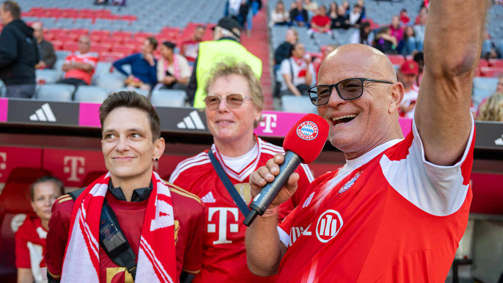 Stadium announcer Stephan Lehmann with fans Bärbel Glas and Nadine Semmler