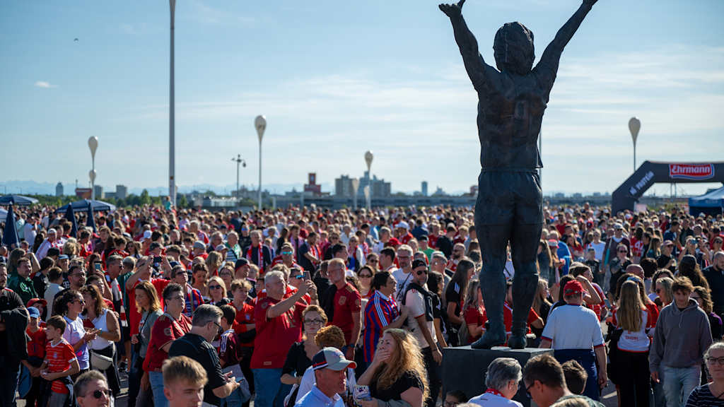 Crowds of fans around the Gerd Müller memorial on the esplanade of the Allianz Arena
