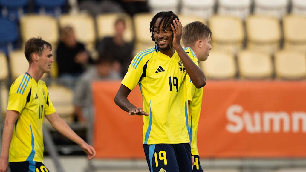 Jonah Kusi-Asare, im Trikot von Schweden, macht den DJ-Jubel mit einer Hand am Ohr und einer an einer imaginären Schallplatte.