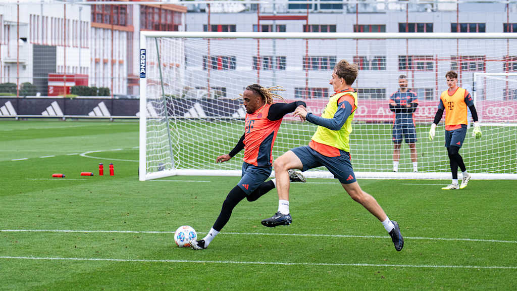Sacha Boey schießt im Training des FC Bayern auf das Tor