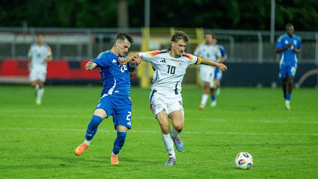 Maurice Krattenmacher schrimt den Ball ab im Deutschlandtrikot.