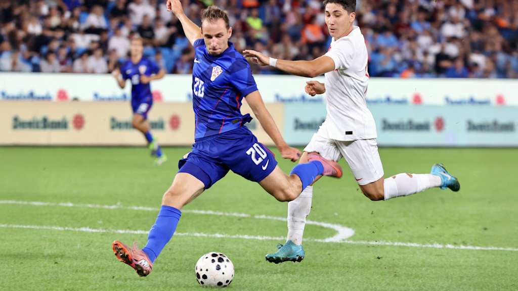Lovro Zvonarek schießt im Spiel gegen die Türkei.