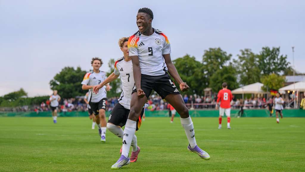 Bastian Assomo bejubelt einen seiner drei Tore für die deutsche Nationalmannschaft.