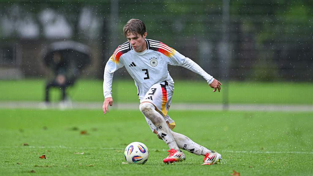 Xaver Pucci dribbelt bei Regen den Ball vor sich her.