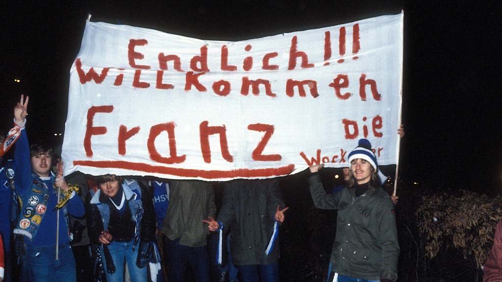 Endlich! Die HSV-Fans feiern ihren spektakulären Neuzugang bei der Ankunft.