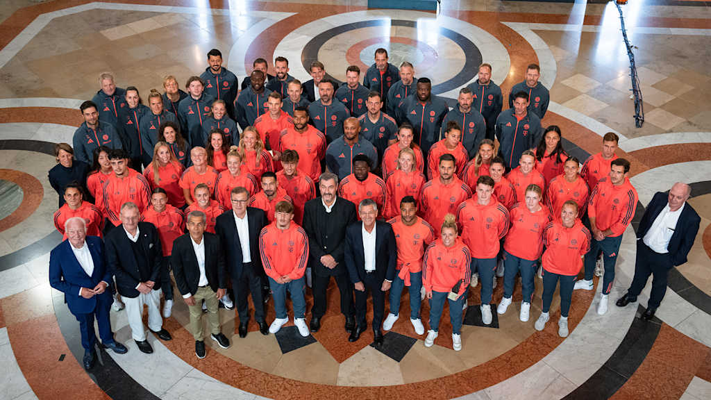 Los equipos del FC Bayern con el presidente, la directiva y el ministro presidente Markus Söder.
