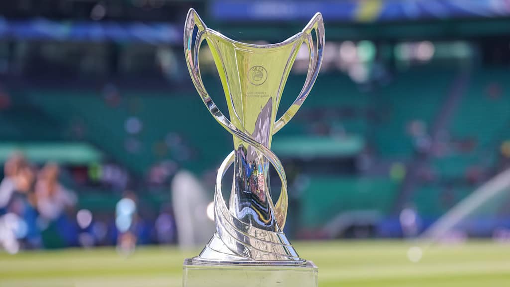 Die Trophäe der UEFA Women's Champions League in einem leeren Stadion.