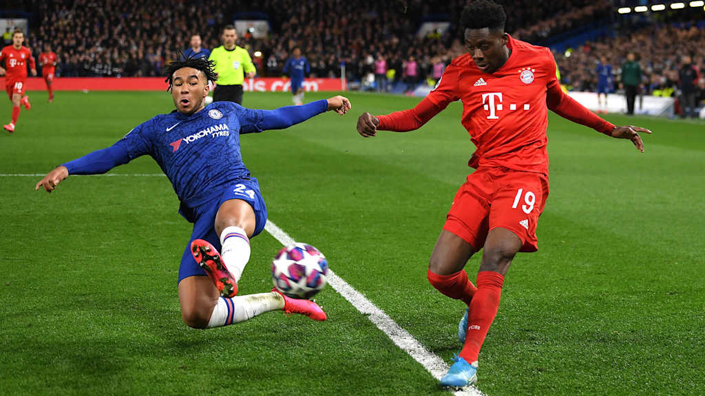 Alphonso Davies in Rot im Zweikampf mit Reece James in Blau.