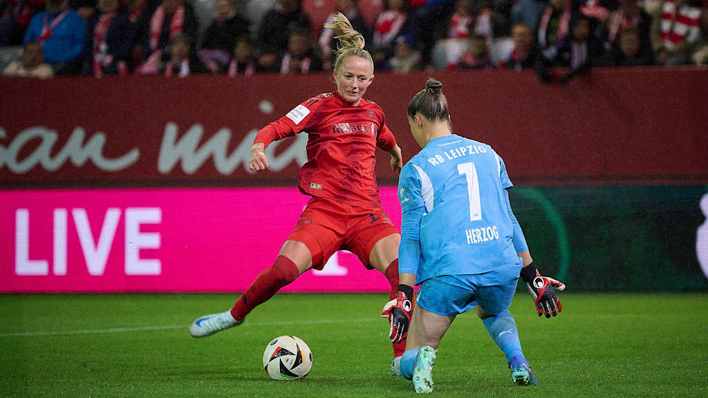 Lea Schüller im Zweikampf mit Leipzigs Torhüterin Herzog am FC Bayern Campus.