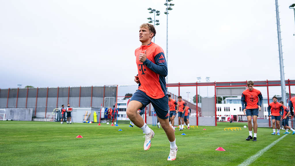 Kurt Rüger absolviert im Training der FCB Amateure eine Laufübung.