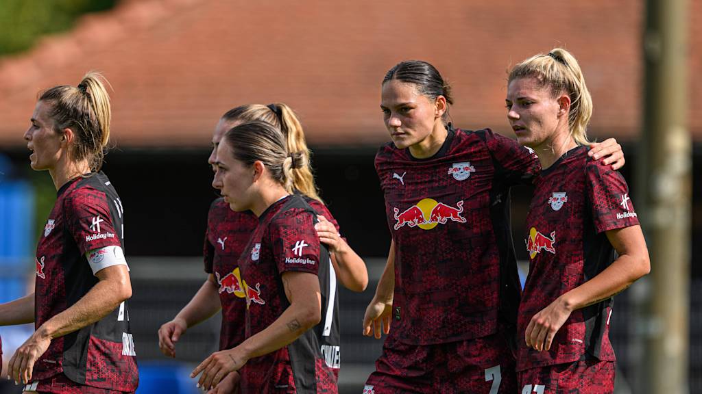 EB Leipzig bejubelt einen Treffer in einem Testspiel der Sommervorbereitung.