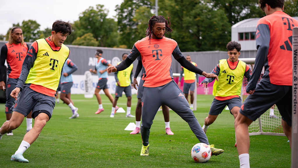 Michael Olise am Ball im Training des FC Bayern vor dem Heimspiel gegen den Hamburger SV.