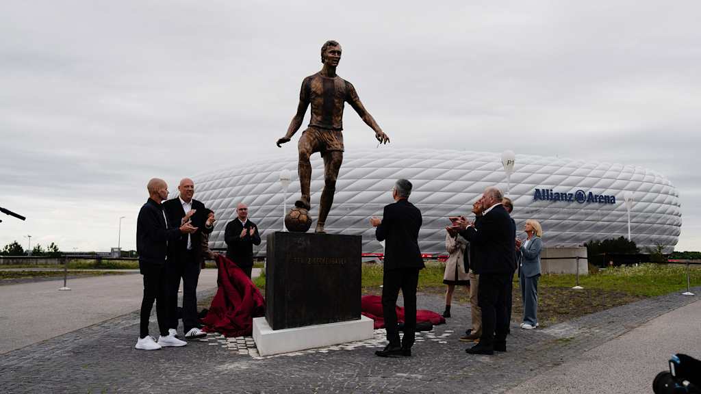Die Statue von Franz Beckenbauer wurde enthült, umstehend klatschen unter anderem Uli Hoeneß und Herbert Hainer
