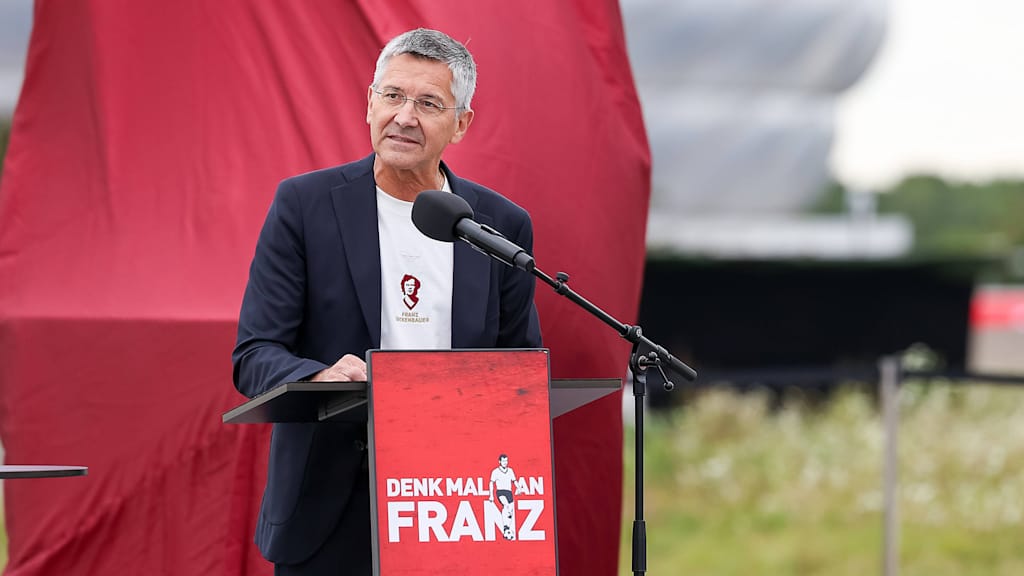 Herbert Hainer hält eine Rede vor der Statue von Franz Beckenbauer