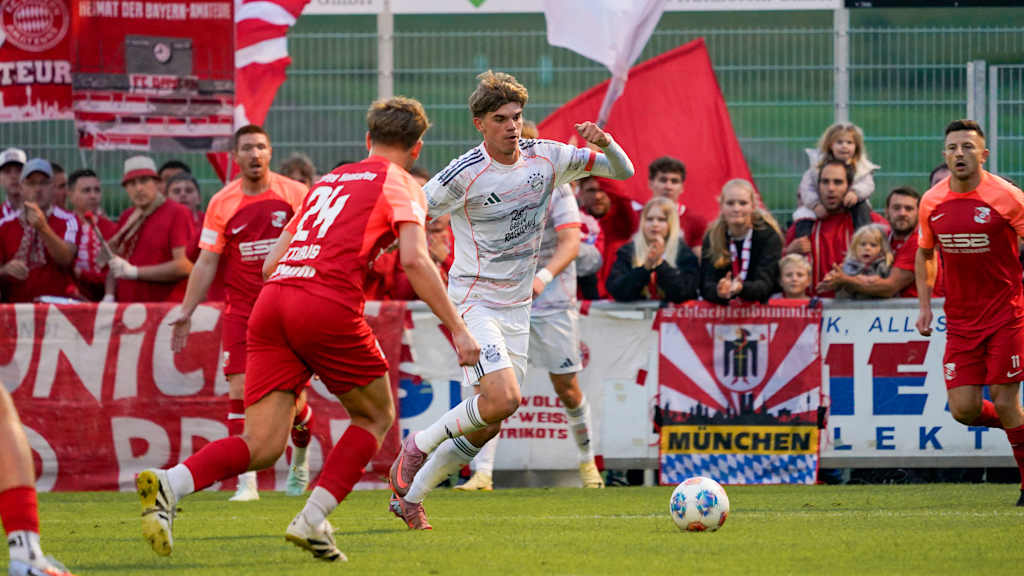 Guido Della Rovere führt im gegnerischen Strafraum den Ball am Fuß.
