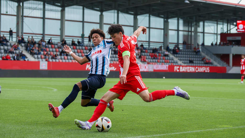 Deniz Ofli mit dem Ball am Fuß.