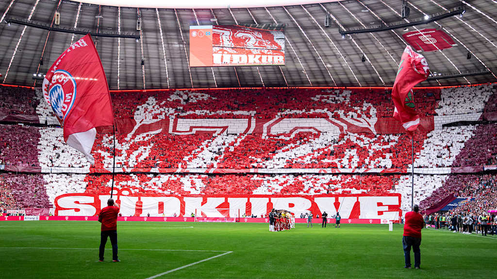 Eine Choreo der Fans des FC Bayern in der Allianz Arena zeigt Südkurve 72