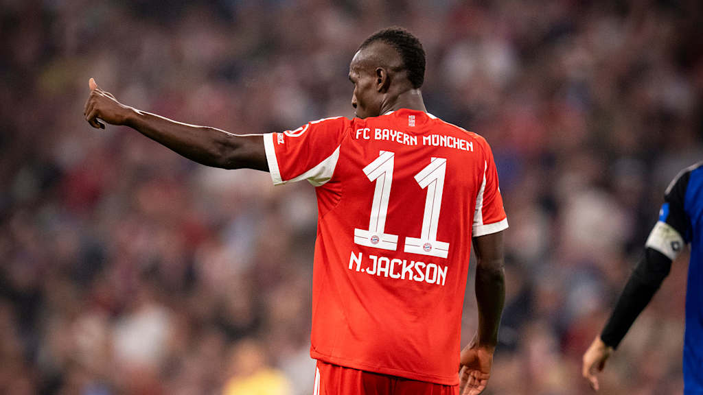 Nicolas Jackson zeigt den Daumen nach oben imBundesliga-Spiel FC Bayern gegen Hamburger SV.