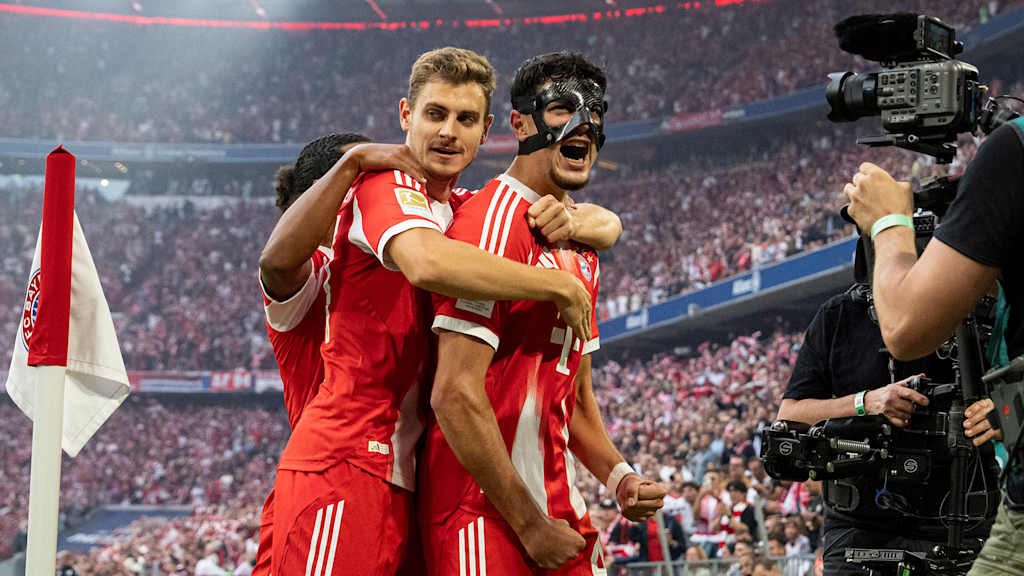 Aleksandar Pavlovic lässt sich nach dem 2:0 im Bundesliga-Spiel FC Bayern gegen Hamburger SV an der Eckfahne feiern