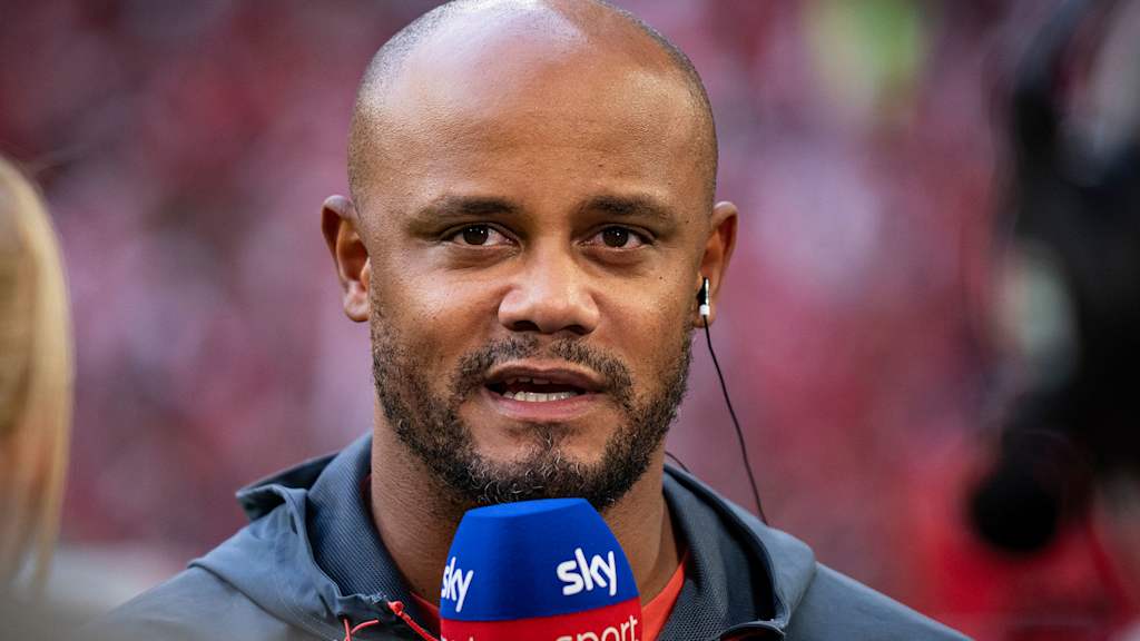 Vincent Kompany am Mikrofon in einem Interview