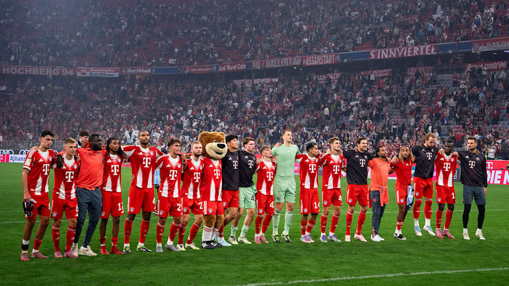 Nach dem 5:0 Sieg im Bundesliga-Spiel gegen den Hamburger SV jubelt die Mannschaft des FC Bayern mit den Fans.