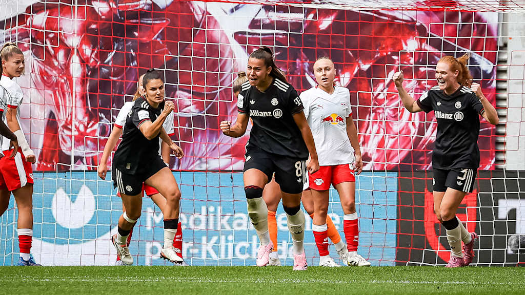 Lena Oberdorf jubelt während des Auswärtsspiels der FC Bayern Frauen bei RB Leipzig im zweiten Spieltag der Frauen-Bundesliga