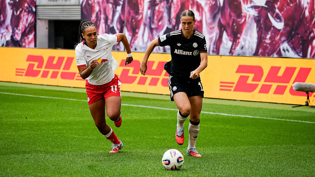 Klara Bühl im Laufduell während des Auswärtsspiels der FC Bayern Frauen bei RB Leipzig im zweiten Spieltag der Frauen-Bundesliga