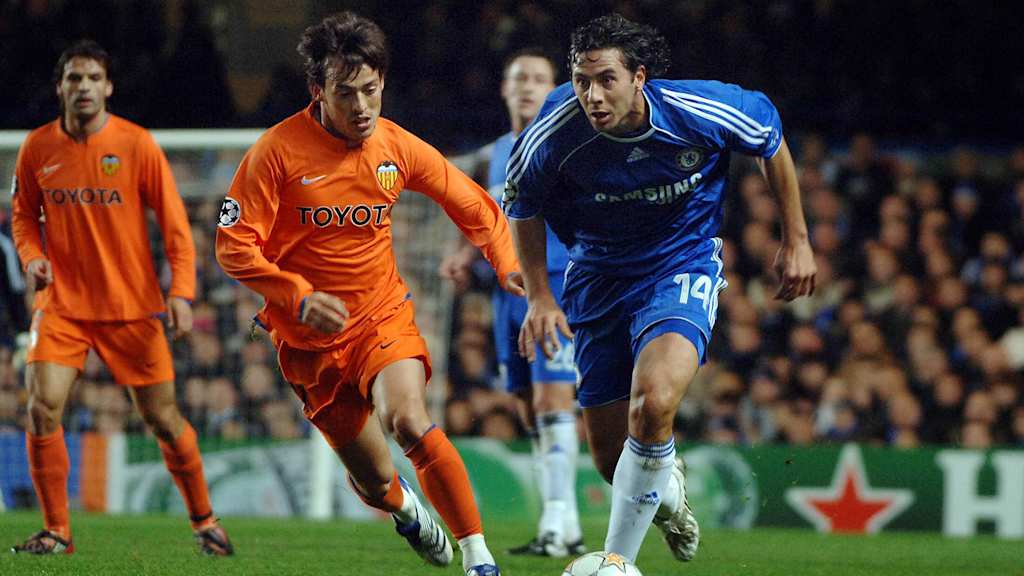 Claudio Pizarro dribbelt mit dem Ball in einem Spiel des FC Chelsea.