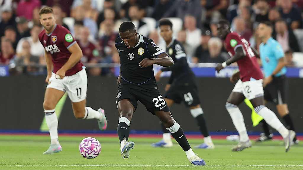 Moises Caicedo spielt einen Pass im Premier League-Spiel zwischen dem FC Chelsea und West Ham United.
