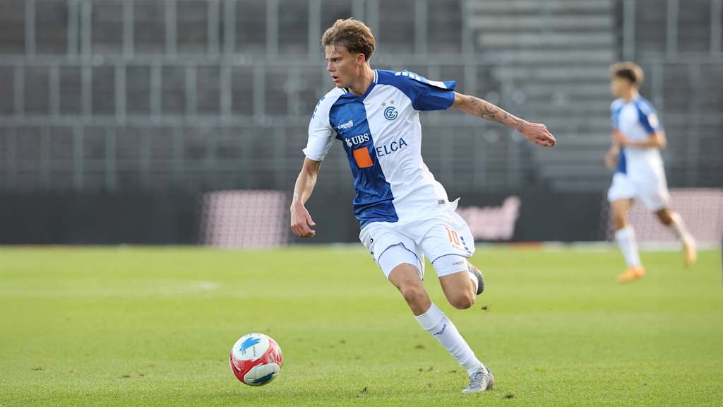 Jonathan Asp Jensen kontrolliert den Ball für den Grasshopper Club Zürich.