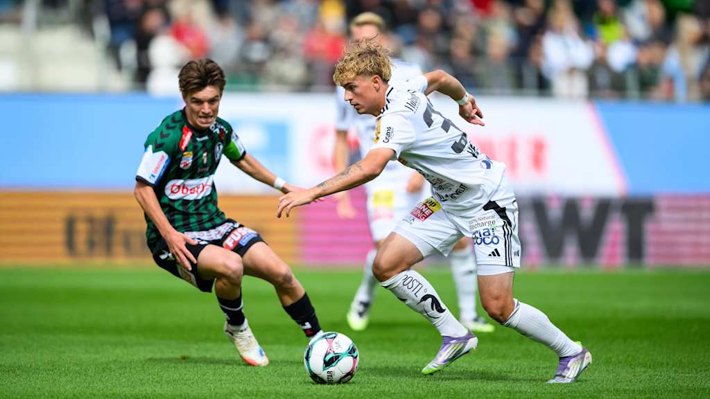 Maximilian Hennig dribbelt an seinem Gegenspieler vorbei.