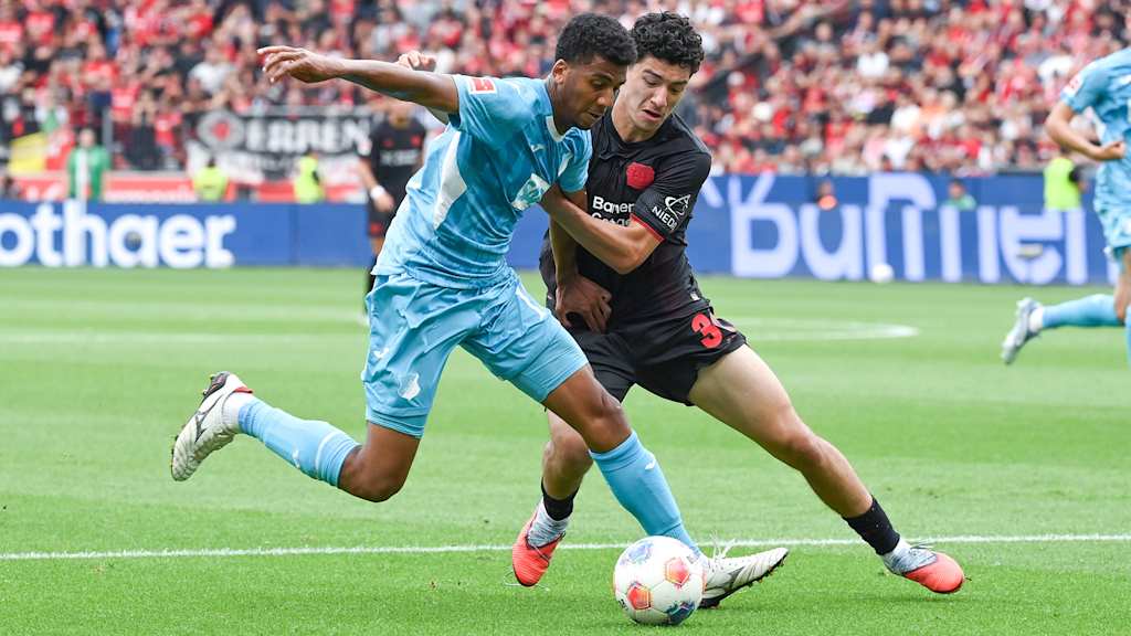 TSG Hoffenheim-Spieler Bernardo führt einen Zweikampf im Bundesliga-Spiel gegen Bayer 04 Leverkusen.