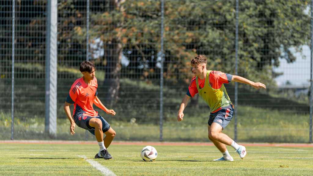 Moritz Göttlicher mit dem Ball am Fuß im Training der U19 des FC Bayern.