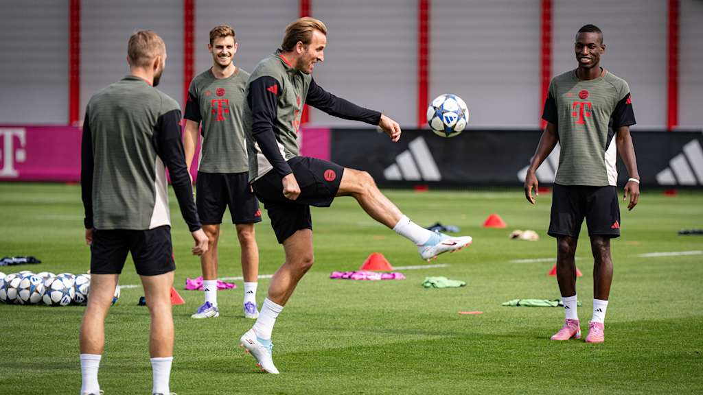 Harry Kane jongliert den Ball im Abschlusstraining des FC Bayern vor dem Champions League-Auftakt gegen Chelsea