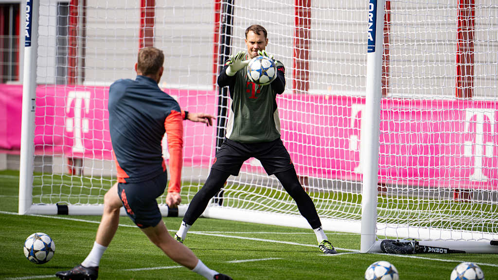 Manuel Neuer fängt den Ball im Abschlusstraining des FC Bayern vor dem Champions League-Auftakt gegen Chelsea