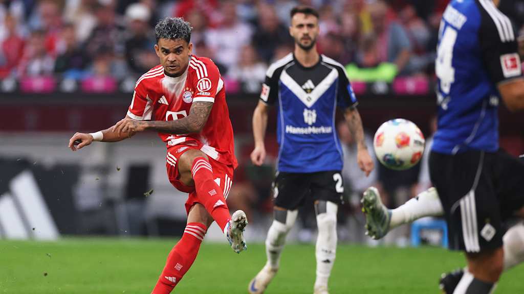 Luis Diaz schließt ab zum 4:0 im Bundesliga-Spiel FC Bayern gegen Hamburger SV